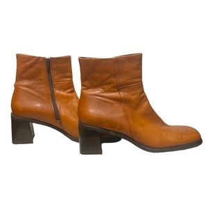 Vintage brown leather Nine West boots